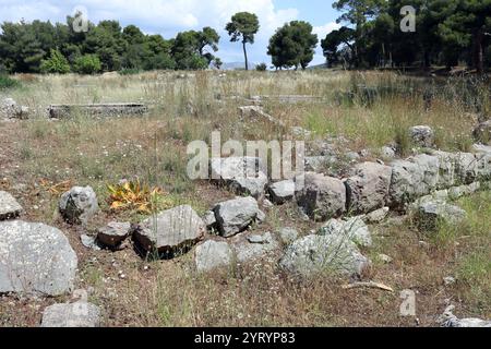 Epidaurus wurde 1988 in die Liste des UNESCO-Weltkulturerbes aufgenommen. Epidaurus war unabhängig von Argos und wurde bis zur Zeit der Römer nicht in Argolis aufgenommen. Mit seinem Nebengebiet bildete sie das kleine Gebiet Epidauria. Es wurde angeblich von dem Helden Epidaurus gegründet oder nach ihm benannt und war der Geburtsort von Apollos Sohn Asclepius, dem Heiler. Epidaurus ist vor allem für sein Heiligtum (Asklepion) und das Heiligtum des Asklepius bekannt. 5. Jahrhundert v. Chr Stockfoto