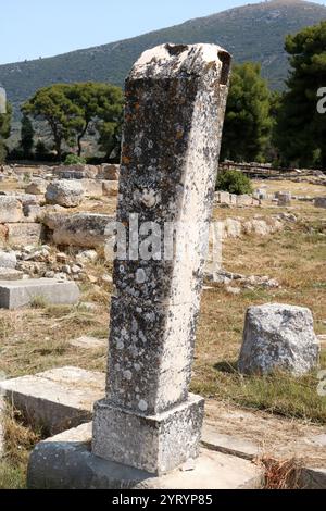 Epidaurus wurde 1988 in die Liste des UNESCO-Weltkulturerbes aufgenommen. Epidaurus war unabhängig von Argos und wurde bis zur Zeit der Römer nicht in Argolis aufgenommen. Mit seinem Nebengebiet bildete sie das kleine Gebiet Epidauria. Es wurde angeblich von dem Helden Epidaurus gegründet oder nach ihm benannt und war der Geburtsort von Apollos Sohn Asclepius, dem Heiler. Epidaurus ist vor allem für sein Heiligtum (Asklepion) und das Heiligtum des Asklepius bekannt. 5. Jahrhundert v. Chr Stockfoto