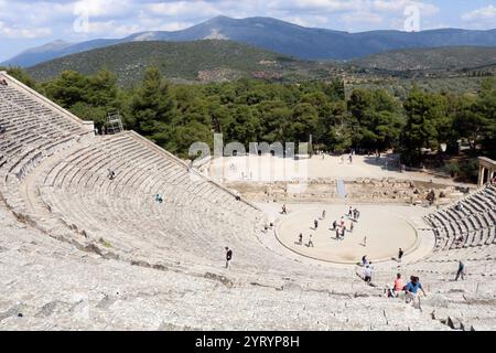 Das antike Theater von Epidaurus ist ein Theater in der griechischen Stadt Epidaurus, das sich am südöstlichen Ende des Heiligtums befindet, das dem antiken griechischen Gott der Medizin, Asklepius, gewidmet ist. Es wurde auf der Westseite des Cynortion Mountain in der Nähe des heutigen Lygouri errichtet. Das im späten 4. Jahrhundert v. Chr. erbaute Theater gilt als das perfekteste antike griechische Theater in Bezug auf Akustik und Ästhetik. Das Theater wurde 1988 zusammen mit dem Tempel des Asklepius in die Liste des UNESCO-Weltkulturerbes aufgenommen Stockfoto