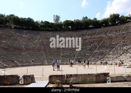 Das antike Theater von Epidaurus ist ein Theater in der griechischen Stadt Epidaurus, das sich am südöstlichen Ende des Heiligtums befindet, das dem antiken griechischen Gott der Medizin, Asklepius, gewidmet ist. Es wurde auf der Westseite des Cynortion Mountain in der Nähe des heutigen Lygouri errichtet. Das im späten 4. Jahrhundert v. Chr. erbaute Theater gilt als das perfekteste antike griechische Theater in Bezug auf Akustik und Ästhetik. Das Theater wurde 1988 zusammen mit dem Tempel des Asklepius in die Liste des UNESCO-Weltkulturerbes aufgenommen Stockfoto