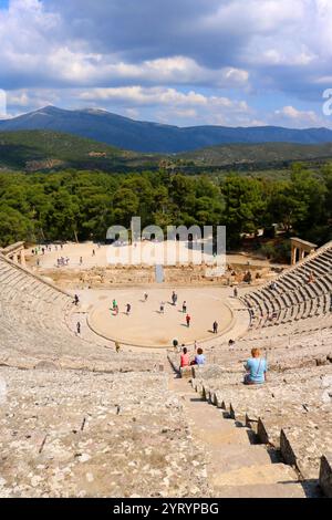 Das antike Theater von Epidaurus ist ein Theater in der griechischen Stadt Epidaurus, das sich am südöstlichen Ende des Heiligtums befindet, das dem antiken griechischen Gott der Medizin, Asklepius, gewidmet ist. Es wurde auf der Westseite des Cynortion Mountain in der Nähe des heutigen Lygouri errichtet. Das im späten 4. Jahrhundert v. Chr. erbaute Theater gilt als das perfekteste antike griechische Theater in Bezug auf Akustik und Ästhetik. Das Theater wurde 1988 zusammen mit dem Tempel des Asklepius in die Liste des UNESCO-Weltkulturerbes aufgenommen Stockfoto