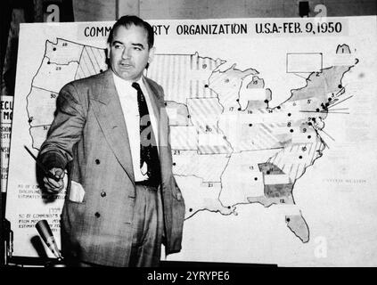 Joseph McCarthy (1908 ? 1957) Us-Amerikanischer Senator. Ab 1950 wurde McCarthy das sichtbarste öffentliche Gesicht einer Zeit in den Vereinigten Staaten, in der die Spannungen des Kalten Krieges Ängste vor einer weit verbreiteten kommunistischen Subversion schürten. Er behauptete, Kommunisten und sowjetische Spione und Sympathisanten hätten die US-Regierung, die Universitäten und die Filmindustrie infiltriert. Der 1950 geprägte McCarthyismus ist ein Verweis auf McCarthys Praktiken und wurde bald auf ähnliche antikommunistische Aktivitäten angewendet. Stockfoto