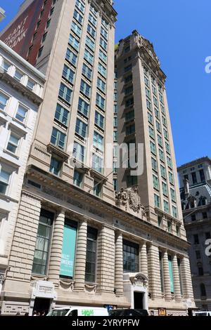 49 Chambers, früher Emigrant Industrial Savings Bank Building, ist ein Wohngebäude in der Chambers Street im Stadtteil Manhattan in New York City. Es wurde zwischen 1909 und 1912 erbaut und von Raymond F. Almirall im Beaux-Arts-Stil entworfen. Das heutige Gebäude ist das dritte Gebäude, das von der Emigrant Savings Bank auf dem gleichen Grundstück errichtet wurde; zuvor hatte die Bank 1858 und 1885?1887 Bauwerke errichtet Stockfoto