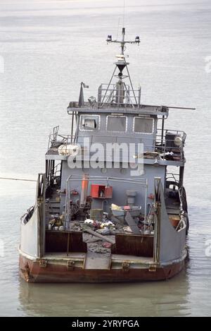 Erster Golfkrieg: 15. März 1991. Ein beschädigtes Landungsboot der irakischen Armee wurde in der Untiefen nahe dem Festlandende der Brücke zur Bubiyan Island im Nordosten Kuwaits aufgegeben. Stockfoto