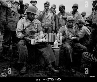 Weltkrieg zwei afroamerikanische Soldaten der US-Armee auf dem Weg nach Europa, Zwischenstopp auf den Aleuten." 1944 Stockfoto