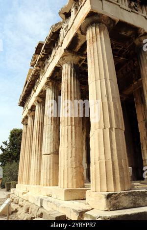 Der Tempel des Hephaistos oder Hephaestion ist ein dorischer peripteraler Tempel und befindet sich auf der nordwestlichen Seite der Agora von Athen, auf dem Hügel Agoraios Kolonos. Vom 7. Jahrhundert bis 1834 diente sie als griechisch-orthodoxe Kirche St. George Akamates. Archäologische Beweise deuten darauf hin, dass es kein früheres Gebäude an der Stätte gab, außer einem kleinen Heiligtum, das während der zweiten persischen Invasion Griechenlands 480 v. Chr. niedergebrannt wurde. Der Bau begann 449 v. Chr. und einige Wissenschaftler glauben, dass das Gebäude seit etwa drei Jahrzehnten nicht fertiggestellt wurde Stockfoto