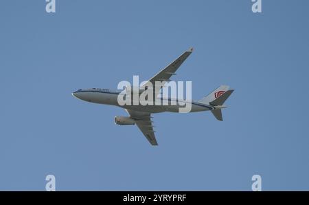 Während der COVID-19-Coronavirus-Pandemie fliegt ein Flugzeug der Air China, ein Airbus A330-243 - Flug CA639 von Chengdu, China nach London Heathrow. Mai 2020. Die COVID-19-Pandemie breitete sich Ende Januar 2020 auf das Vereinigte Königreich aus. Bis zum 28. Juni 2020 gab es 311.151 bestätigte Fälle und 43.550 Todesfälle von bestätigten Fällen. Juli 2020 Stockfoto