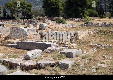 Epidaurus wurde 1988 in die Liste des UNESCO-Weltkulturerbes aufgenommen. Epidaurus war unabhängig von Argos und wurde bis zur Zeit der Römer nicht in Argolis aufgenommen. Mit seinem Nebengebiet bildete sie das kleine Gebiet Epidauria. Es wurde angeblich von dem Helden Epidaurus gegründet oder nach ihm benannt und war der Geburtsort von Apollos Sohn Asclepius, dem Heiler. Epidaurus ist vor allem für sein Heiligtum (Asklepion) und das Heiligtum des Asklepius bekannt. 5. Jahrhundert v. Chr Stockfoto