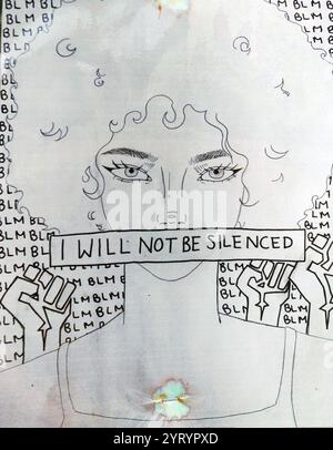 Black Lives Matter (BLM) Protestschild in London 8. Juni 2020. BLM ist eine organisierte Bewegung, die sich für gewaltfreien zivilen Ungehorsam aus Protest gegen Polizeibrutalität einsetzt. Die Bewegung erlangte während der weltweiten Proteste von George Floyd im Jahr 2020 nach Floyds Tod durch den Polizisten Derek Chauvin in Minneapolis, Minnesota, bedeutende internationale Aufmerksamkeit. Stockfoto