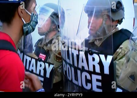 US-AMERIKANISCHE Fernsehmedienberichterstattung: Am 1. Juni 2020, während der Proteste von George Floyd in Washington, D.C., setzten Polizei und Nationalgarde Tränengas und andere Kampftaktiken ein, um friedliche Demonstranten vom Lafayette Square und den umliegenden Straßen gewaltsam zu befreien Stockfoto