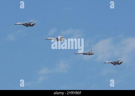 Überprüfung der chinesischen Luftwaffe und Flypast. Peking 2019. Die People's Liberation Army Air Force (PLAAF) ist eine Luftwaffe der Volksbefreiungsarmee, der Streitkräfte der Volksrepublik China. Die PLAAF wurde am 11. November 1949 offiziell gegründet und besteht aus fünf Zweigen: Luftfahrt, Flugabwehrartillerie, Boden-Luft-Raketen, Radar und Airborne Corps. Seit 2014 hat die PLAAF eine Stärke von rund 398.000 Mitarbeitern Stockfoto