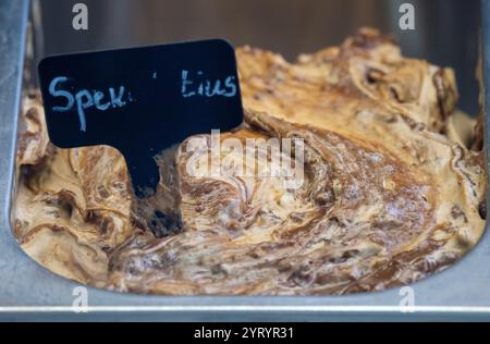 Trier, Deutschland. Dezember 2024. Speculoos Eis zum Verkauf und Verzehr in einem Edelstahlbehälter in einer Eisstube in Trier speziell für die Adventszeit. Einige Eisdielen in Rheinland-Pfalz sind auch im Winter geöffnet. Das Angebot reicht von Eis über Waffeln, crêpes, Kuchen und Heißgetränke. Quelle: Harald Tittel/dpa/Alamy Live News Stockfoto