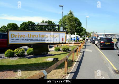 MacDonald's Drive Through wird nach Lockdown wieder geöffnet; England. 25. Mai?2020 in der Corona-Virus-Pandemie. Mai 2020. Die COVID-19-Pandemie breitete sich Ende Januar 2020 auf das Vereinigte Königreich aus. Bis zum 28. Juni 2020 gab es 311.151 bestätigte Fälle und 43.550 Todesfälle von bestätigten Fällen. Der Tag des Sieges in Europa ist der Tag, an dem die Alliierten des Zweiten Weltkriegs die bedingungslose Kapitulation der deutschen Streitkräfte am Dienstag, den 8. Mai 1945, feierten und damit das Ende des Zweiten Weltkriegs in Euro markieren Stockfoto