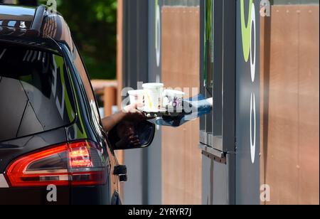 MacDonald's Drive Through wird nach Lockdown wieder geöffnet; England. 25. Mai?2020 in der Corona-Virus-Pandemie. Mai 2020. Die COVID-19-Pandemie breitete sich Ende Januar 2020 auf das Vereinigte Königreich aus. Bis zum 28. Juni 2020 gab es 311.151 bestätigte Fälle und 43.550 Todesfälle von bestätigten Fällen. Der Tag des Sieges in Europa ist der Tag, an dem die Alliierten des Zweiten Weltkriegs die bedingungslose Kapitulation der deutschen Armee durch die Alliierten am Dienstag, den 8. Mai 1945, feierten und damit das Ende des Zweiten Weltkriegs in Euro begangen wurde Stockfoto