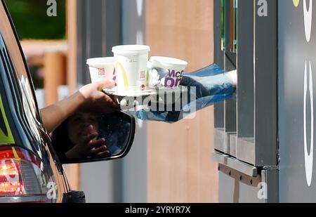 MacDonald's Drive Through wird nach Lockdown wieder geöffnet; England. 25. Mai?2020 in der Corona-Virus-Pandemie. Mai 2020. Die COVID-19-Pandemie breitete sich Ende Januar 2020 auf das Vereinigte Königreich aus. Bis zum 28. Juni 2020 gab es 311.151 bestätigte Fälle und 43.550 Todesfälle von bestätigten Fällen. Der Tag des Sieges in Europa ist der Tag, an dem die Alliierten des Zweiten Weltkriegs die bedingungslose Kapitulation der deutschen Streitkräfte am Dienstag, den 8. Mai 1945, feierten und damit das Ende des Zweiten Weltkriegs in Euro markieren Stockfoto