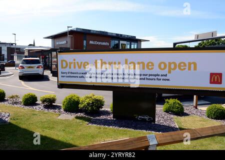 MacDonald's Drive Through wird nach Lockdown wieder geöffnet; England. 25. Mai?2020 in der Corona-Virus-Pandemie. Mai 2020. Die COVID-19-Pandemie breitete sich Ende Januar 2020 auf das Vereinigte Königreich aus. Bis zum 28. Juni 2020 gab es 311.151 bestätigte Fälle und 43.550 Todesfälle von bestätigten Fällen. Der Tag des Sieges in Europa ist der Tag, an dem die Alliierten des Zweiten Weltkriegs die bedingungslose Kapitulation der deutschen Streitkräfte am Dienstag, den 8. Mai 1945, feierten und damit das Ende des Zweiten Weltkriegs in Euro markieren Stockfoto