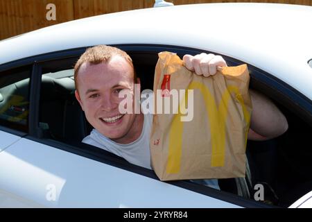 MacDonald's Drive Through wird nach Lockdown wieder geöffnet; England. 25. Mai?2020 in der Corona-Virus-Pandemie. Mai 2020. Die COVID-19-Pandemie breitete sich Ende Januar 2020 auf das Vereinigte Königreich aus. Bis zum 28. Juni 2020 gab es 311.151 bestätigte Fälle und 43.550 Todesfälle von bestätigten Fällen. Der Tag des Sieges in Europa ist der Tag, an dem die Alliierten des Zweiten Weltkriegs die bedingungslose Kapitulation der deutschen Streitkräfte am Dienstag, den 8. Mai 1945, feierten und damit das Ende des Zweiten Weltkriegs in Euro markieren Stockfoto