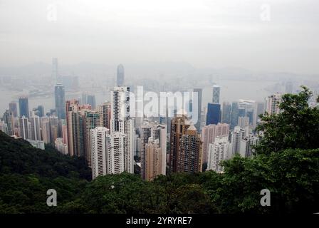 Skyline Von Hongkong 2011. Hongkong Special Administrative Region der Volksrepublik China (HKSAR) ist eine Metropolregion und eine Sonderverwaltungsregion der Volksrepublik China. Mit über 7,5 Millionen Einwohnern ist Hongkong einer der bevölkerungsreichsten Orte der Welt. Hongkong wurde eine Kolonie des Britischen Empire, nachdem das Qing-Reich die Insel Hongkong am Ende des ersten Opiumkrieges 1842 abgetreten hatte. Das gesamte Territorium wurde 1997 an China übertragen. Als Sonderverwaltungsregion unterhält Hongkong getrennte Regierungs- und Wirtschaftssysteme von dem Hauptverwaltungssystem Stockfoto