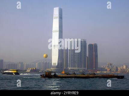 Skyline Von Hongkong 2011. Hongkong Special Administrative Region der Volksrepublik China (HKSAR) ist eine Metropolregion und eine Sonderverwaltungsregion der Volksrepublik China. Mit über 7,5 Millionen Einwohnern ist Hongkong einer der bevölkerungsreichsten Orte der Welt. Hongkong wurde eine Kolonie des Britischen Empire, nachdem das Qing-Reich die Insel Hongkong am Ende des ersten Opiumkrieges 1842 abgetreten hatte. Das gesamte Territorium wurde 1997 an China übertragen. Als Sonderverwaltungsregion unterhält Hongkong getrennte Regierungs- und Wirtschaftssysteme von dem Hauptverwaltungssystem Stockfoto