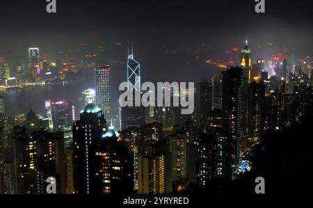 Skyline Von Hongkong 2011. Hongkong Special Administrative Region der Volksrepublik China (HKSAR) ist eine Metropolregion und eine Sonderverwaltungsregion der Volksrepublik China. Mit über 7,5 Millionen Einwohnern ist Hongkong einer der bevölkerungsreichsten Orte der Welt. Hongkong wurde eine Kolonie des Britischen Empire, nachdem das Qing-Reich die Insel Hongkong am Ende des ersten Opiumkrieges 1842 abgetreten hatte. Das gesamte Territorium wurde 1997 an China übertragen. Als Sonderverwaltungsregion unterhält Hongkong getrennte Regierungs- und Wirtschaftssysteme von dem Hauptverwaltungssystem Stockfoto