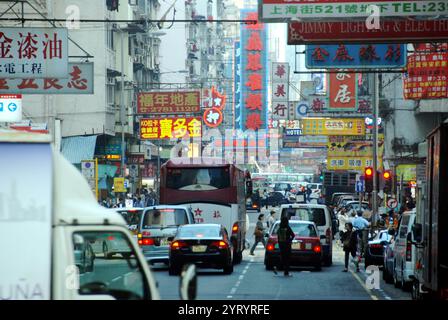 Hong Kong Street Scene 2011. Hongkong Special Administrative Region der Volksrepublik China (HKSAR) ist eine Metropolregion und eine Sonderverwaltungsregion der Volksrepublik China. Mit über 7,5 Millionen Einwohnern ist Hongkong einer der bevölkerungsreichsten Orte der Welt. Hongkong wurde eine Kolonie des Britischen Empire, nachdem das Qing-Reich die Insel Hongkong am Ende des ersten Opiumkrieges 1842 abgetreten hatte. Das gesamte Territorium wurde 1997 an China übertragen. Als Sonderverwaltungsregion unterhält Hongkong getrennte Regierungs- und Wirtschaftssysteme von denen der Stockfoto