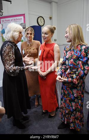 Königin Camilla spricht mit Ashley James, Katie Piper und Alice Liveing, Frauenbotschafterinnen für Hilfe, während eines Jubiläumsempfangs in der Institution of Mechanical Engineers in London, um 50 Jahre Frauenhilfe zu feiern. Bilddatum: Donnerstag, 5. Dezember 2024. Stockfoto