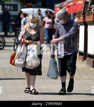 Masken und Schutzkleidung, die während der Corona-Virus-Pandemie in England getragen wurden. April 2020. Die COVID-19-Pandemie breitete sich Ende Januar 2020 auf das Vereinigte Königreich aus. Bis zum 28. Juni 2020 gab es 311.151 bestätigte Fälle und 43.550 Todesfälle von bestätigten Fällen Stockfoto