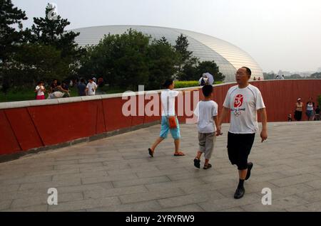 Das nationale Zentrum für darstellende Kunst (großes Nationaltheater) in Peking, Volksrepublik China. Das vom französischen Architekten Paul Andreu entworfene NCPA ist der größte Theaterkomplex Asiens. 2008 Stockfoto