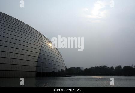 Das nationale Zentrum für darstellende Kunst (großes Nationaltheater) in Peking, Volksrepublik China. Das vom französischen Architekten Paul Andreu entworfene NCPA ist der größte Theaterkomplex Asiens. 2008 Stockfoto