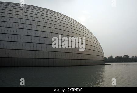 Das nationale Zentrum für darstellende Kunst (großes Nationaltheater) in Peking, Volksrepublik China. Das vom französischen Architekten Paul Andreu entworfene NCPA ist der größte Theaterkomplex Asiens. 2008 Stockfoto