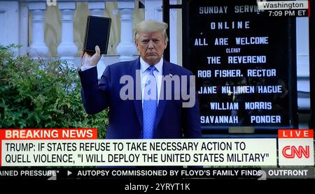 US-Medienberichterstattung: Am 1. Juni 2020, während der Proteste von George Floyd in Washington, D.C., setzten Polizei und Nationalgarde Tränengas und andere Kampftaktiken ein, um friedliche Demonstranten vom Lafayette Square und den umliegenden Straßen gewaltsam zu befreien. So wurde Präsident Donald Trump und leitende Regierungsbeamte einen Weg geschaffen, vom Weißen Haus zur St. John's Episcopal Church zu gehen. Trump hielt eine Bibel hoch und posierte für ein Foto vor dem Ashburton House (dem Pfarrhaus der Kirche), das in der Nacht zuvor durch ein Feuer beschädigt worden war Stockfoto