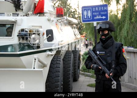 Sicherheit in Peking während der Feierlichkeiten zum Nationalfeiertag 2019. Snow Leopard Commando Unit (Snow Wolf Commando Unit), eine taktische Polizeieinheit der Volksrepublik China unter der Volksarmee. Mit der Terrorismusbekämpfung, der Bekämpfung von Ausschreitungen und anderen speziellen Aufgaben wie Antientführungen und der Entsorgung von Bomben betraut Stockfoto