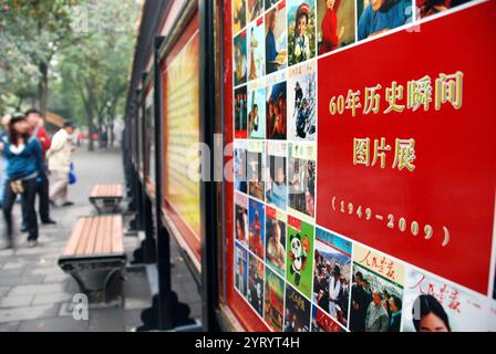 Propagandamitteilungen in Peking zum Nationalfeiertag der Volksrepublik China, der am 1. Oktober als Feiertag gefeiert wird und an die Gründung der Volksrepublik China am 1. Oktober 1949 erinnert Stockfoto