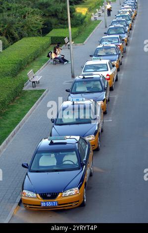 Straßenverkehr in Peking, der Hauptstadt der Volksrepublik China, der bevölkerungsreichsten Hauptstadt der Welt mit über 21 Millionen Einwohnern Stockfoto