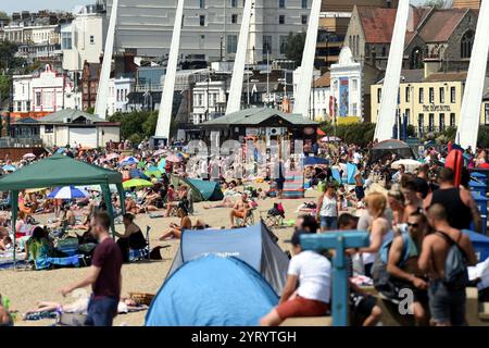 Szene in Southend, Essex, England, während der Corona-Virus-Pandemie. Juni 2020. Die COVID-19-Pandemie breitete sich Ende Januar 2020 auf das Vereinigte Königreich aus. Bis zum 28. Juni 2020 gab es 311.151 bestätigte Fälle und 43.550 Todesfälle von bestätigten Fällen. Der Tag des Sieges in Europa ist der Tag, an dem die Alliierten des Zweiten Weltkriegs die bedingungslose Kapitulation der deutschen Armee durch die Alliierten am Dienstag, den 8. Mai 1945, feierten, was das Ende des Zweiten Weltkriegs in Europa markiert. Stockfoto