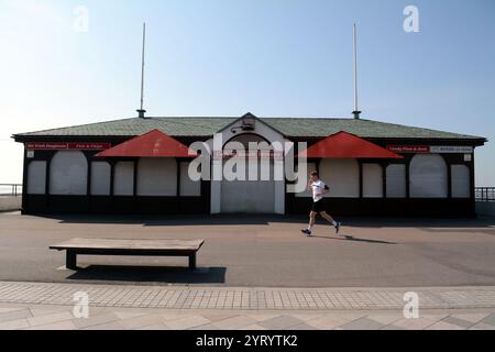 Szene in Southend, Essex, England, während der Corona-Virus-Pandemie. April 2020. Die COVID-19-Pandemie breitete sich Ende Januar 2020 auf das Vereinigte Königreich aus. Bis zum 28. Juni 2020 gab es 311.151 bestätigte Fälle und 43.550 Todesfälle von bestätigten Fällen. Der Tag des Sieges in Europa ist der Tag, an dem die Alliierten des Zweiten Weltkriegs die bedingungslose Kapitulation der deutschen Armee durch die Alliierten am Dienstag, den 8. Mai 1945, feierten, was das Ende des Zweiten Weltkriegs in Europa markiert. Stockfoto