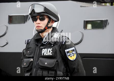 Die Beijing Special Weapons and Tactics Unit (SWAT), auch als Beijing Special Police Force bekannt, ist eine taktische Polizeieinheit in der Volksrepublik China, die sich mit Vorfällen befasst, die über die Fähigkeiten normaler Streifenoffiziere hinausgehen, wie Geiselsituationen, Haftbefehle und Aufstandskontrolle Stockfoto