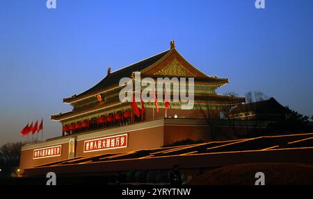 Platz des Himmlischen Friedens im Zentrum von Peking, China, benannt nach dem Himmlischen Friedens („Tor des Himmlischen Friedens“) im Norden, der ihn von der Verbotenen Stadt trennt. Stockfoto