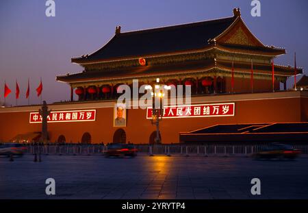 Platz des Himmlischen Friedens im Zentrum von Peking, China, benannt nach dem Himmlischen Friedens („Tor des Himmlischen Friedens“) im Norden, der ihn von der Verbotenen Stadt trennt. Stockfoto