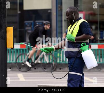 Desinfektion von Objekten, die von der Öffentlichkeit in London während des Corona-Virus-Ausbruchs berührt wurden. Juni 2020 Stockfoto