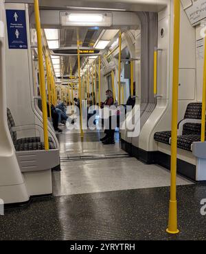 Masken tragen in Londoner U-Bahn-Zügen und Bussen während des Corona-Virus-Ausbruchs. Juni 2020 Stockfoto