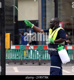 Desinfektion von Objekten, die von der Öffentlichkeit in London während des Corona-Virus-Ausbruchs berührt wurden. Juni 2020 Stockfoto