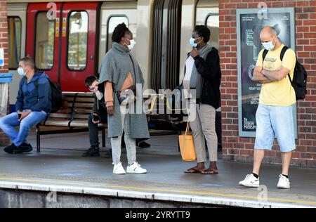 Masken tragen in Londoner U-Bahn-Zügen und Bussen während des Corona-Virus-Ausbruchs. Juni 2020 Stockfoto