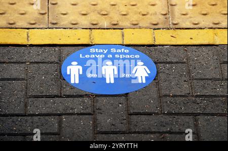 Soziales Distanzierungszeichen auf einem Bahnsteig in London während des Corona-Virus-Ausbruchs. April 2020 Stockfoto