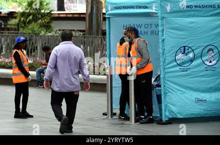 Straßendesinfektionseinheit für Mitglieder der Öffentlichkeit, da Lockdown in London während des Corona-Virus-Ausbruchs gelockert wird. Juni 2020 Stockfoto