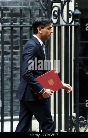 Rishi Sunak, der Finanzminister, verlässt Downing Street 11 in London, als er sich zum britischen parlament aufmacht, um während der COVID-19-Coronavirus-Pandemie im Sommer ein aktuelles Konjunkturprogramm vorzulegen. Rishi Sunak (* 12. Mai 1980) ist ein britischer Politiker, der seit Februar 2020 als Finanzminister tätig ist. Als Mitglied der Konservativen Partei war er zuvor Chefsekretär im Finanzministerium. Juli 2020 Stockfoto