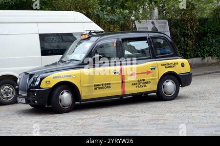 London Taxi, nachdem die Lockdown-Vorschriften während der COVID-19-Pandemie gelockert wurden. Juli 2020 Stockfoto