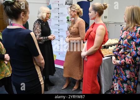 Königin Camilla spricht mit Ashley James, Frauenbotschafterin für Hilfe, während eines Jubiläumsempfangs in der Institution of Mechanical Engineers in London, um 50 Jahre Frauenhilfe zu feiern. Bilddatum: Donnerstag, 5. Dezember 2024. Stockfoto