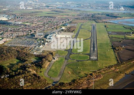Eine Drohnenaufnahme des Liverpool John Lennon Flughafens, Merseyside, Nordwesten Englands, Großbritannien, Stockfoto