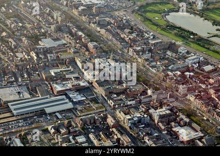 Eine Drohnenaufnahme von Southport City Centre, Lancashire, Nordwestengland, Großbritannien mit Lord Street und The Station Stockfoto